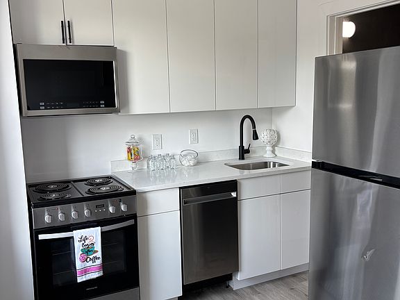 2nd image of 1252 Main St #2B