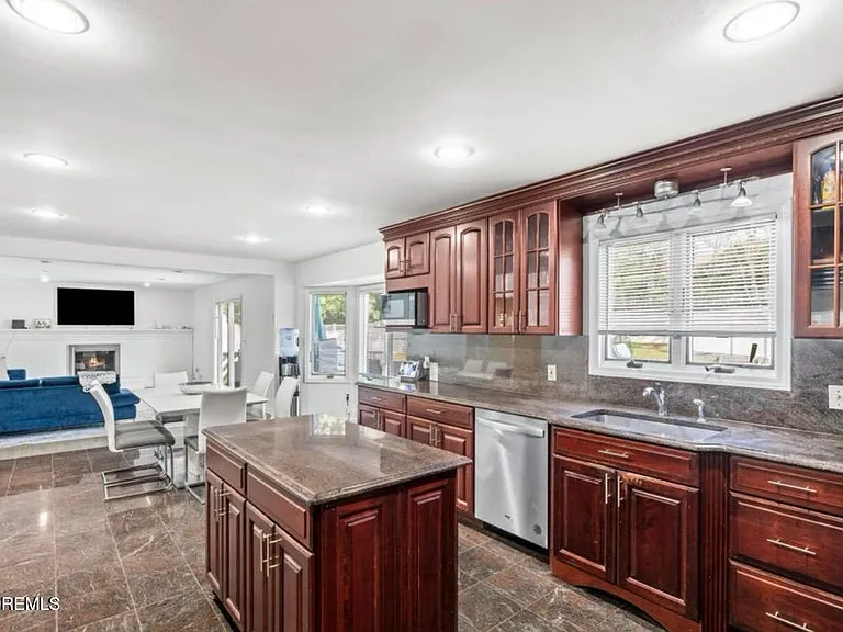 16 Bridle Dr — Photo 28