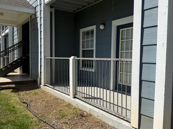 800 Vista Lake Dr APT 4, Candler, NC 28715