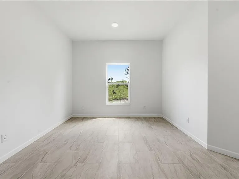 1018 Kent St E — Photo 17