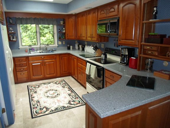 3rd image of 16 Forest Ln