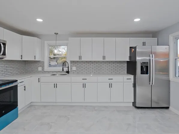 28 Florida Dr, Agawam, MA 01001