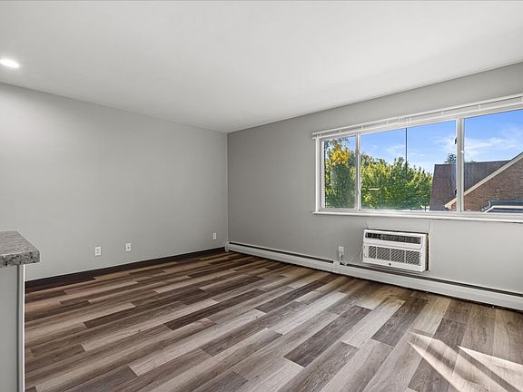 4th image of 202 E Rees St #201