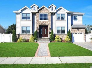 11 Gloria Pl, Plainview, NY 11803