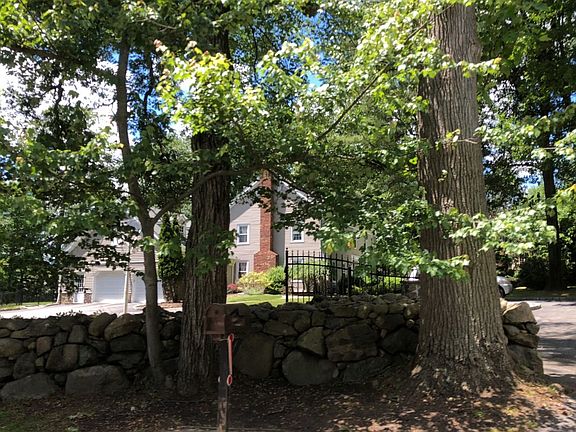 3rd image of 834 Ewing Ave