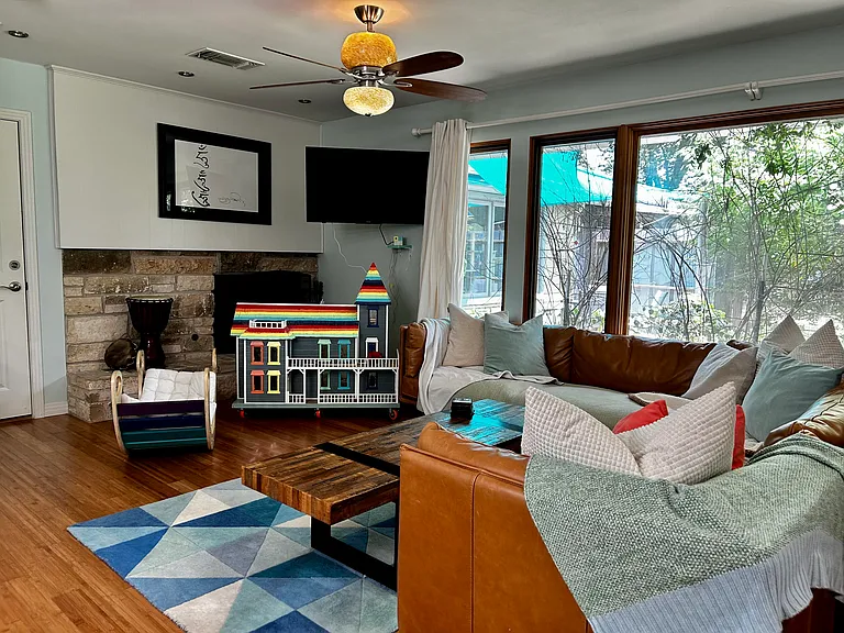 3203 Loyola Ln — Photo 9