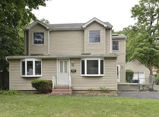 105 Greenwood Rd, Bay Shore, NY 11706