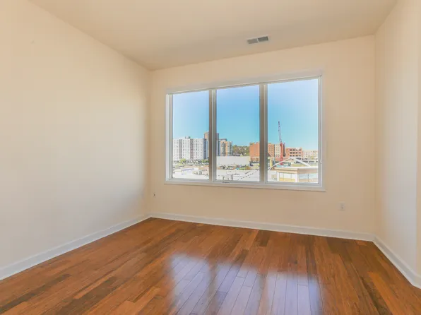 12 Main Street image 10 of 25