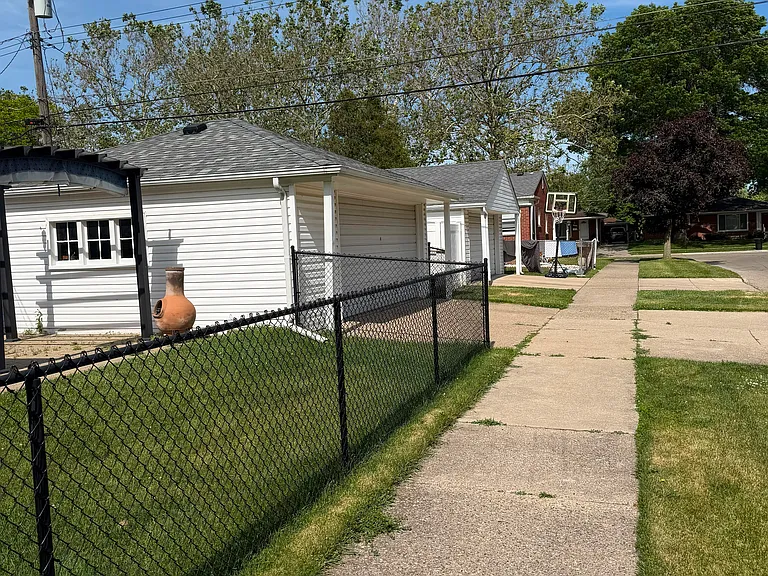 8610 N Evangeline St — Photo 18