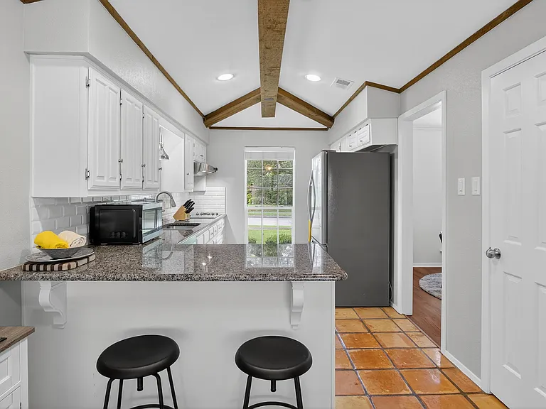 Kitchen/breakfast bar area
