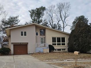 621 Driftwood Dr, Lincoln, NE 68510