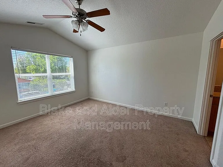 345 Norway St NE — Photo 33