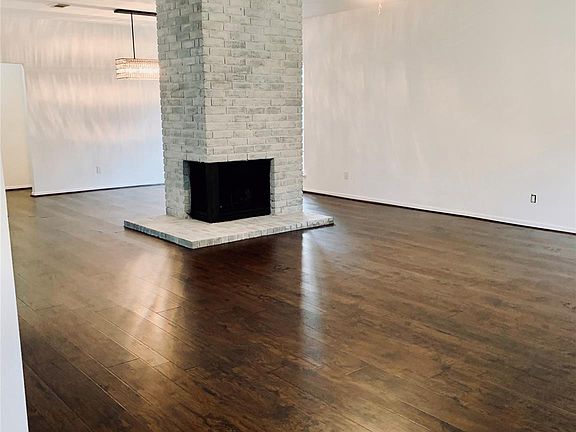 3rd image of 75 E Village Knoll Cir
