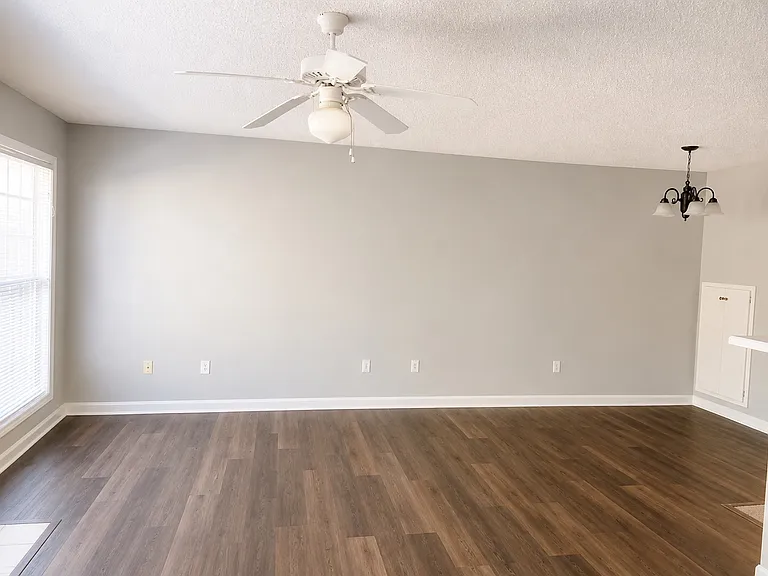 111 N Springview Dr — Photo 4