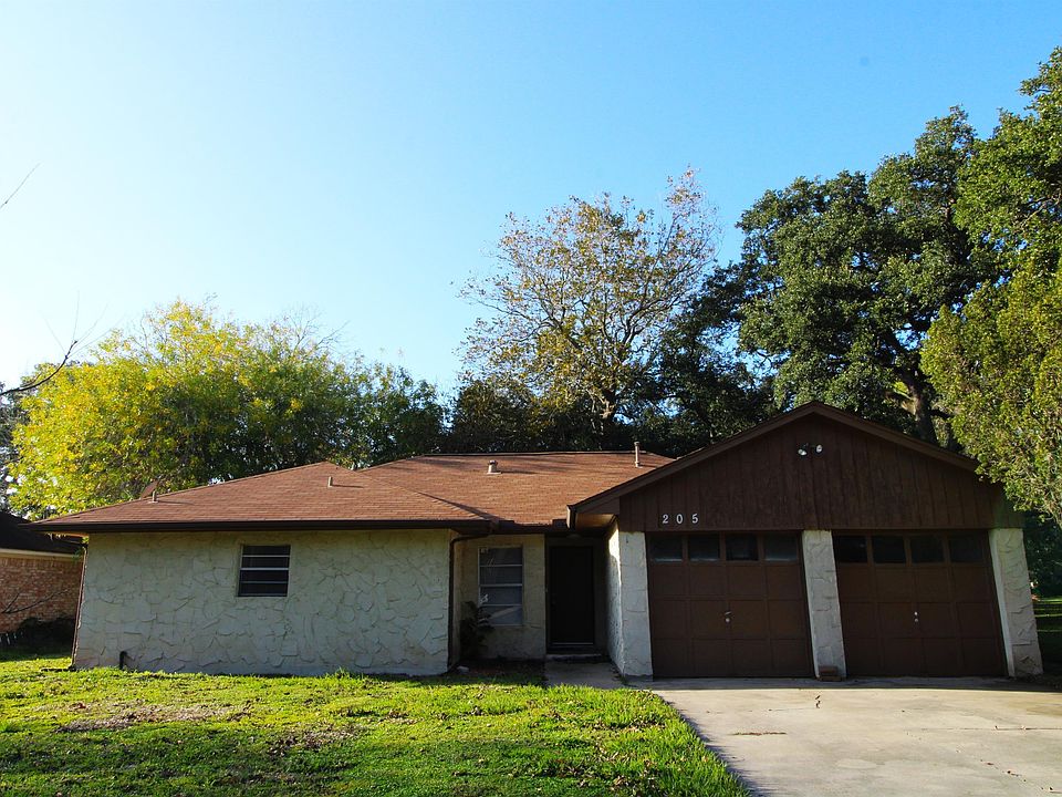 1st image of 205 Forest Oaks Ln