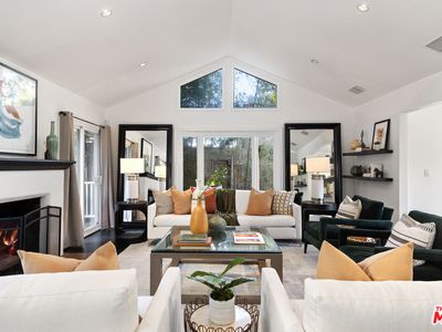 9146 Saint Ives Dr, Los Angeles, CA, 90069