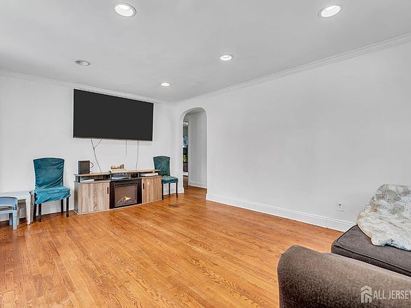 4th image of 821 Front St