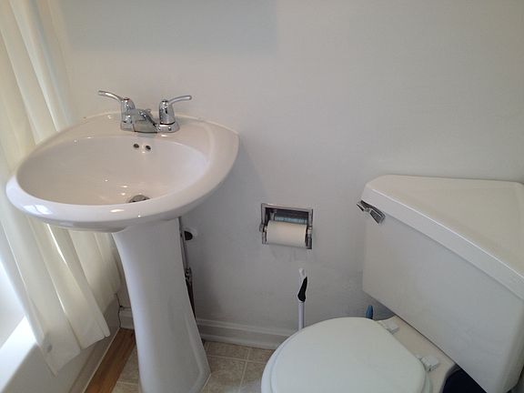 Clean and fresh full bath