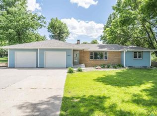 1017 4th St, Garretson, SD 57030