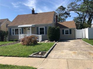 577 Clocks Blvd, Massapequa, NY 11758