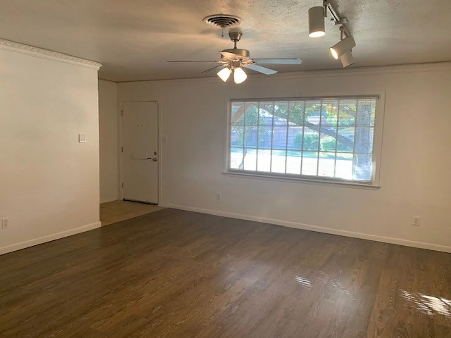 Spacious 3 Bedroom, 2 Full Bath Home Located in SW Ft. Worth! — Photo 3