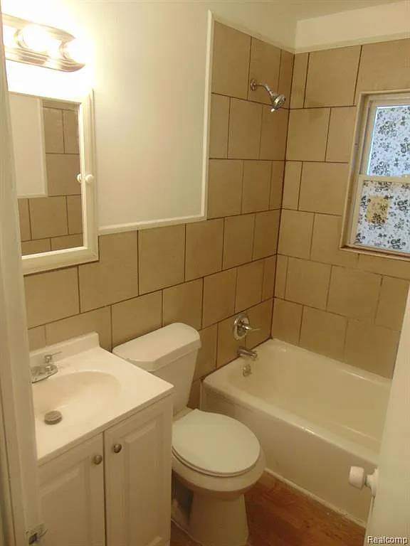 3 bed, 1.0 bath, 862 sqft, $1,300 — Photo 4