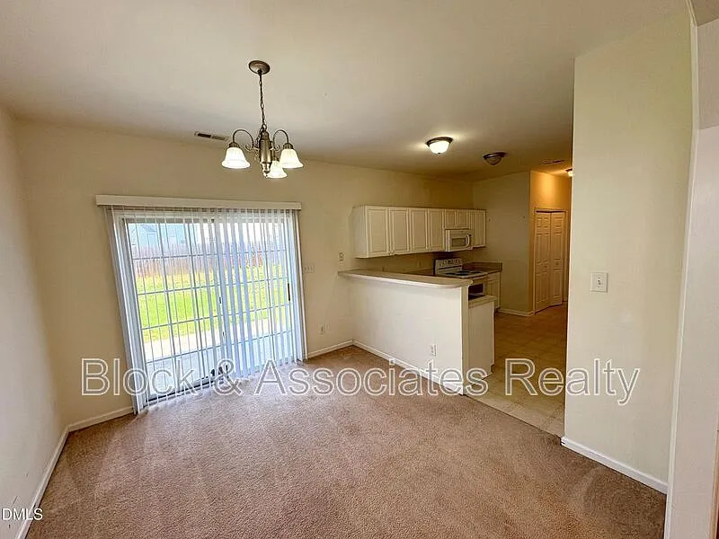 4 bed, 2.5 bath, 1600 sqft, $1,895 — Photo 3