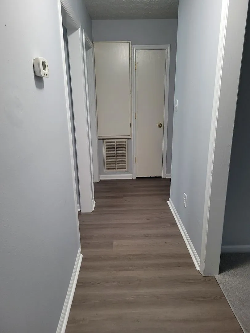2 Bedroom, 1 bath apartment - Downstairs Unit — Photo 3