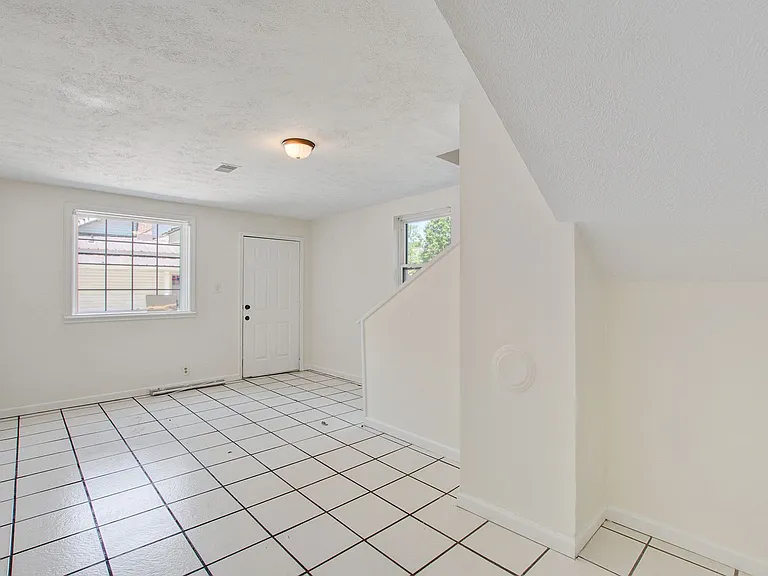 2418 1/2 Laurel St — Photo 10