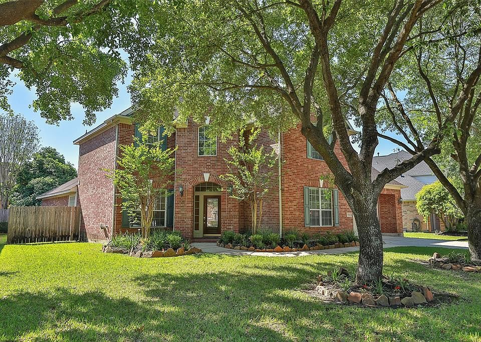 Amazing 5 bedroom, 3.5 bath, 3 car garage home in Westbrook Lakes.