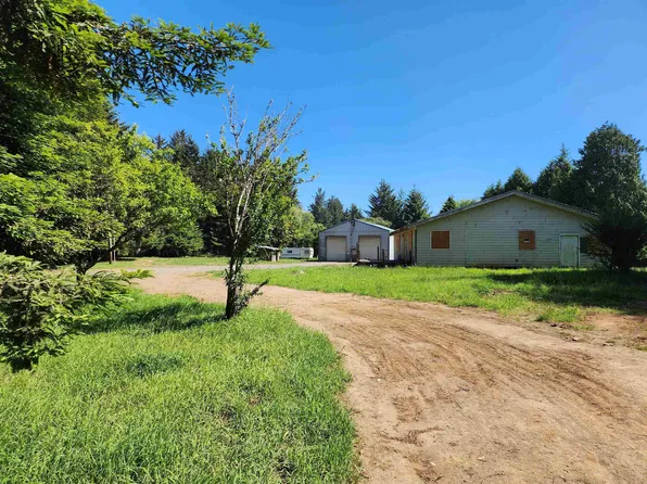 95 Dell Ln, Crescent City, CA 95531