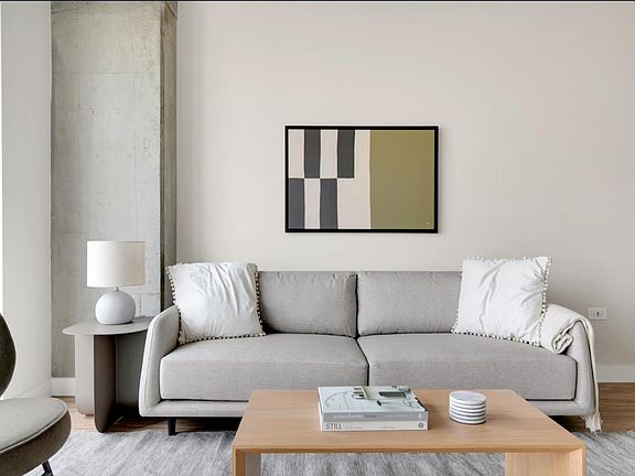 2nd image of 628 S Clark St #4C