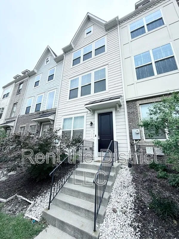 3 bed, 2.0 bath, 1216 sqft, $3,400 — Photo 1