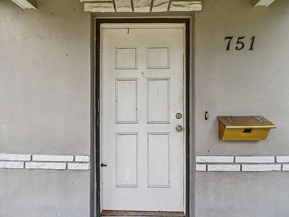 2nd image of 751 SW Blvd N