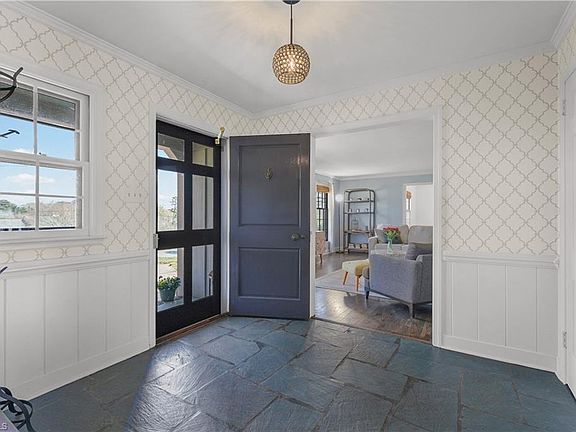 3rd image of 1903 Huntington Rd