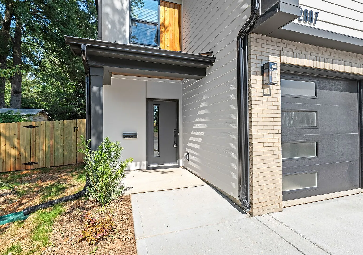 Bright & Modern Townhome in Westerly Hills — Photo 2