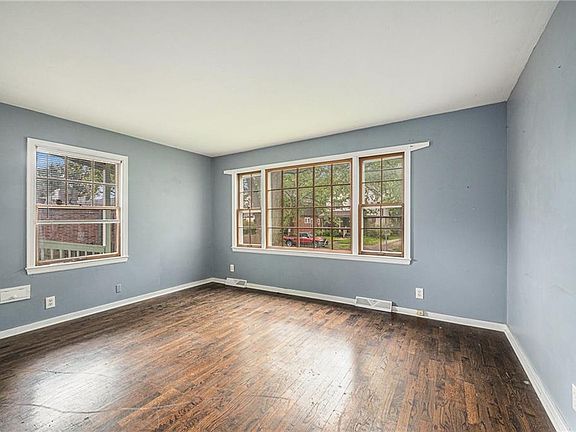 5th image of 3823 Bell St