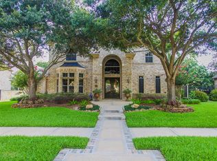 16 Sierra Oaks Dr, Sugar Land, TX 77479