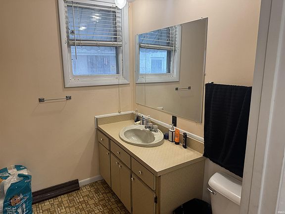 4th image of 515 W High St