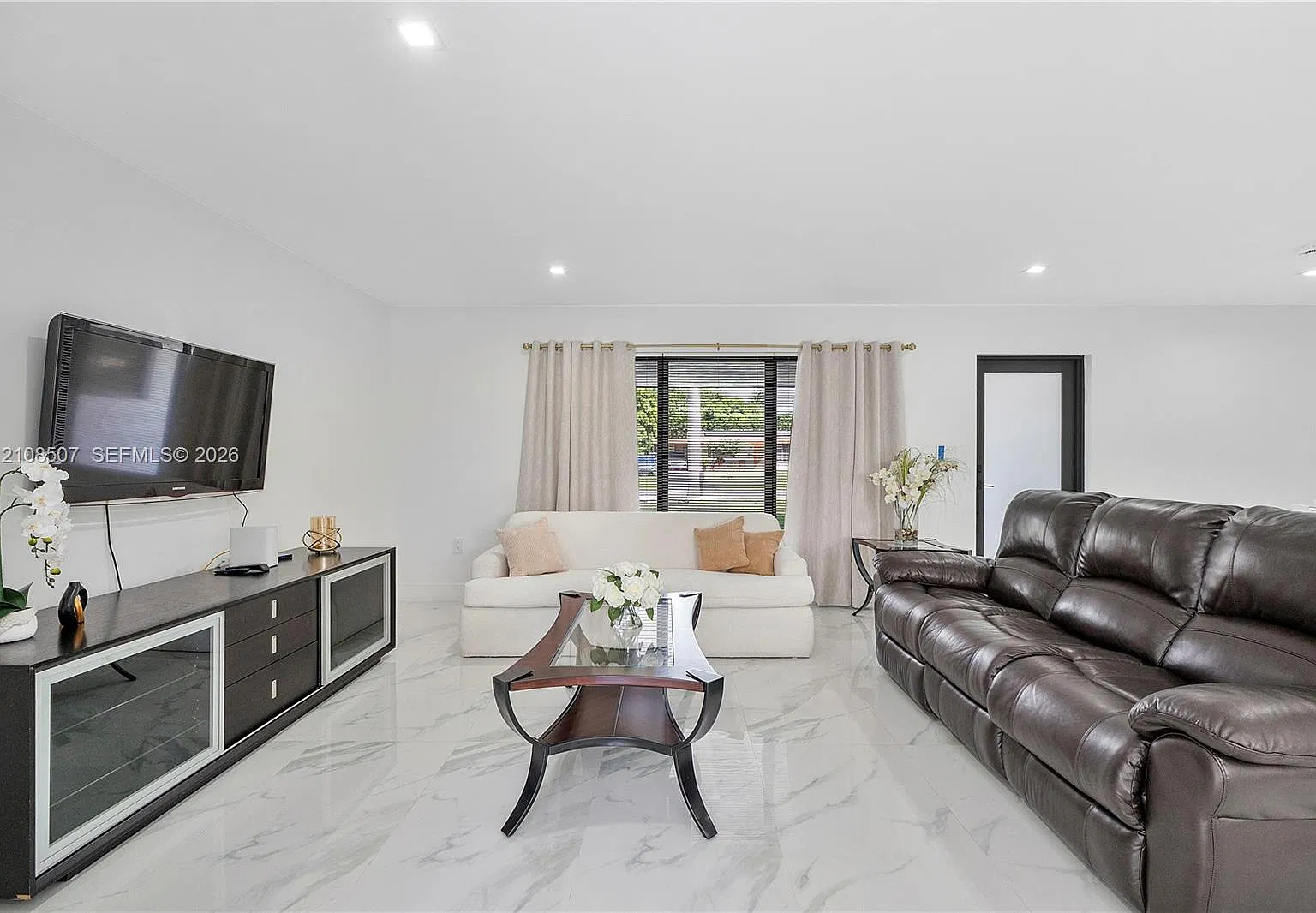 4 bed, 3.0 bath, 1663 sqft, $4,000 — Photo 2