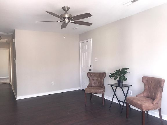 Family Room w wood laminate flooring