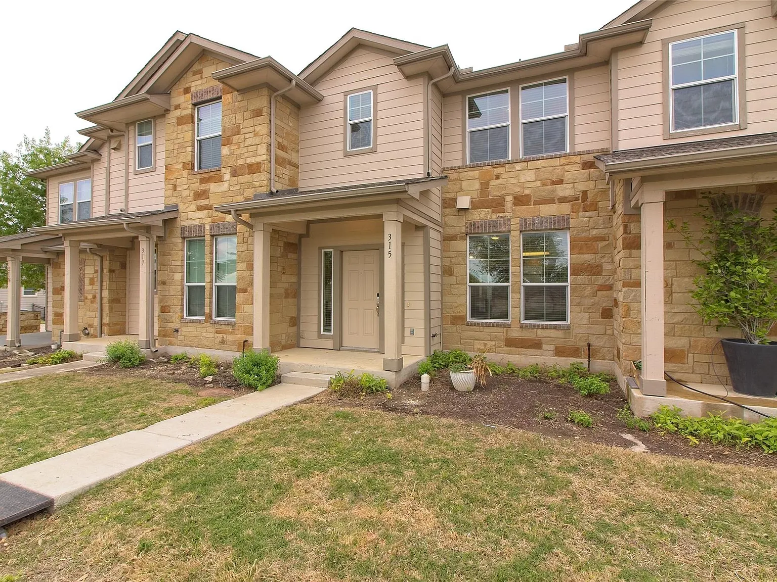 3 bed, 2.5 bath, 1330 sqft, $1,800 — Photo 2