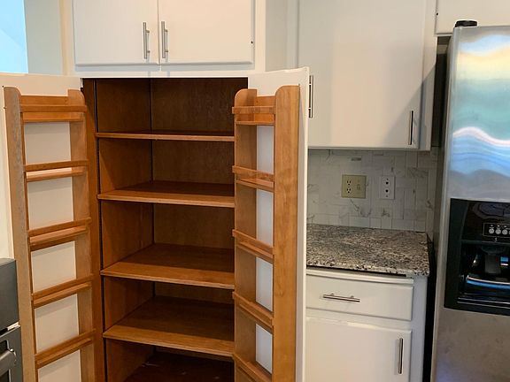 Pantry with solid wood - oak.