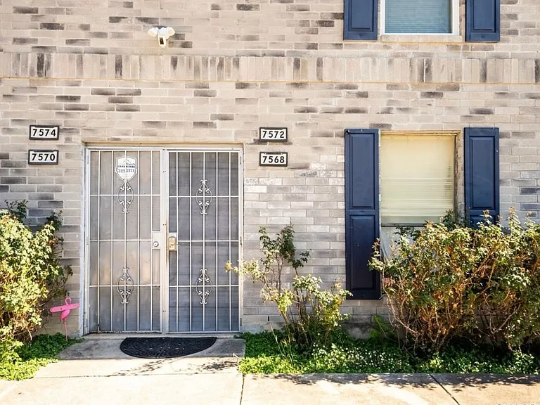 7572 Windsor Oaks — Photo 2