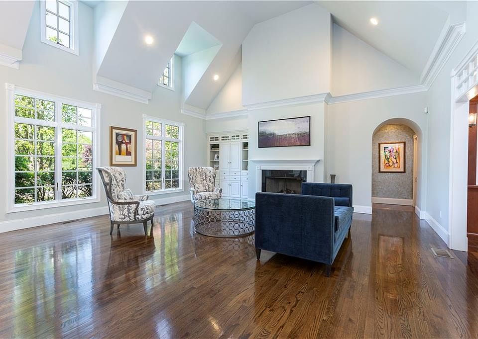 1st image of 35 Longmeadow Dr