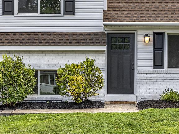 3rd image of 28 Jacqueline Dr