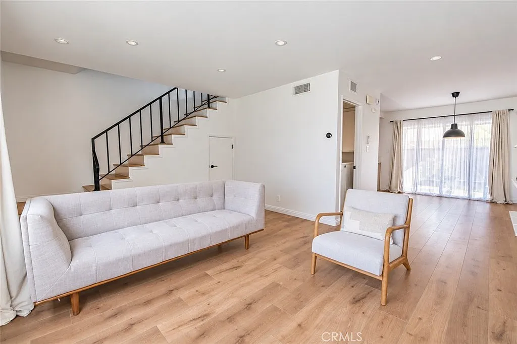 2 bed, 1.5 bath, 1025 sqft, $2,999 — Photo 3