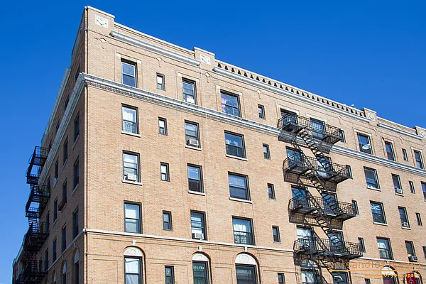 Rented by aptsandlofts.com | media 12