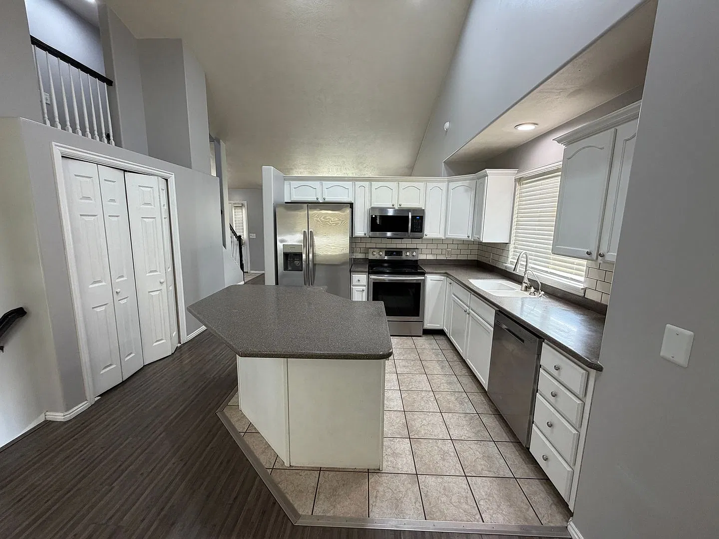 Beautiful 5 bedroom 3 1/2 bath home! — Photo 3
