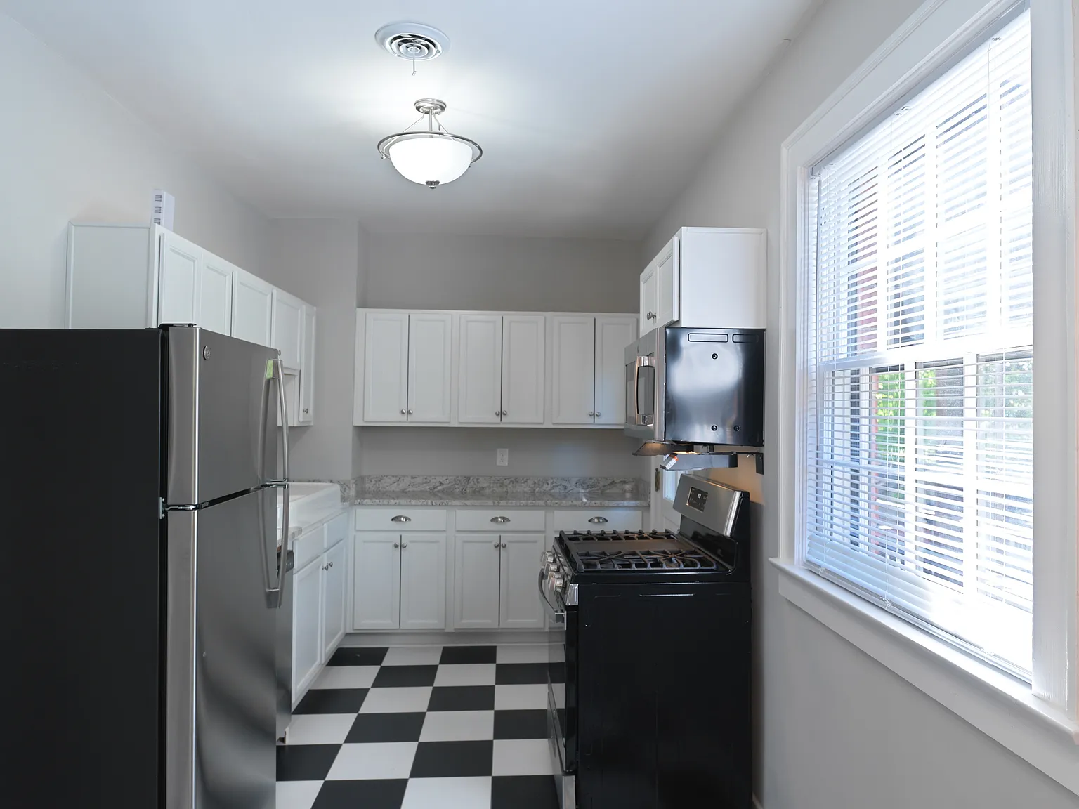 2432 Glenmary Ave — Photo 3